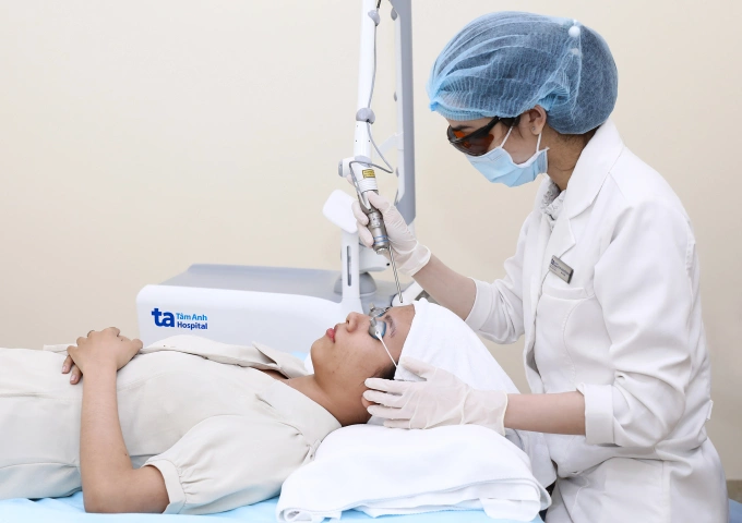 Bác sĩ điều trị sẹo bỏng cho một người bệnh bằng Laser pico Ảnh: Phòng khám Đa khoa Tâm Anh Quận 7